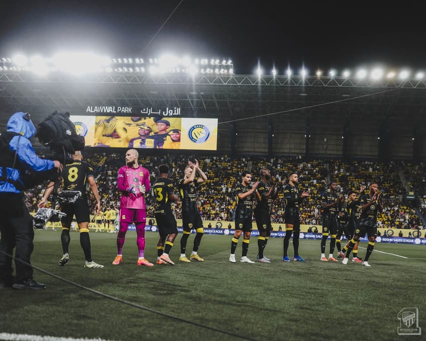 Jogadores do Al-Ittihad em ação contra o Al-Nassr pelo Campeonato Saudita (Foto: Divulgação/Al-Ittihad)
