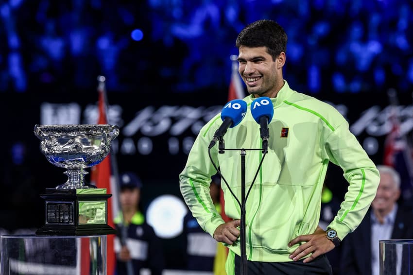 Carlos Alcaraz é campeão do Australian Open (Foto: IZHAR KHAN / AFP)