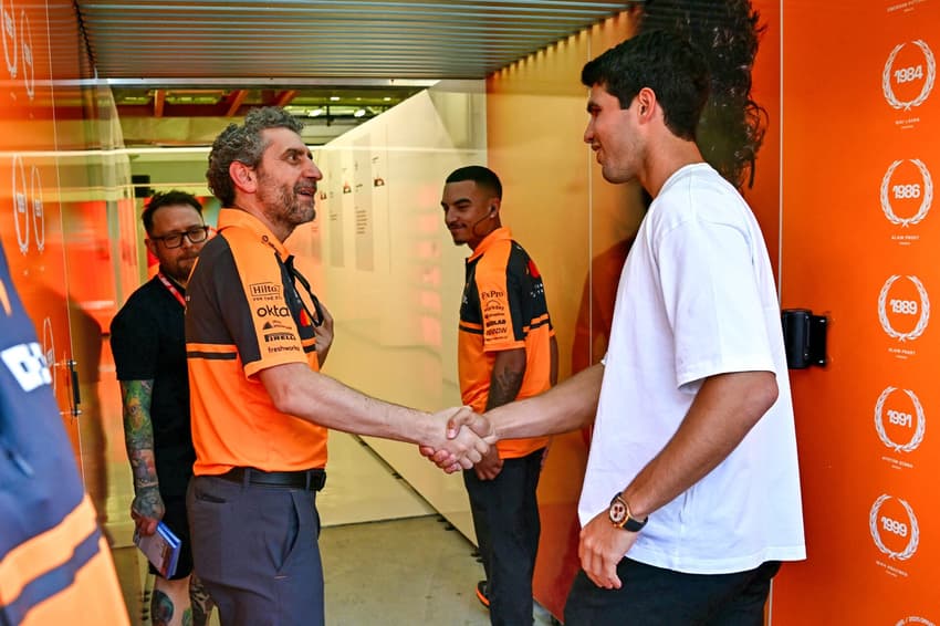 Carlos Alcaraz comprimenta equipe da McLaren na Fórmula 1 (Foto: Giuseppe CACACE / AFP)