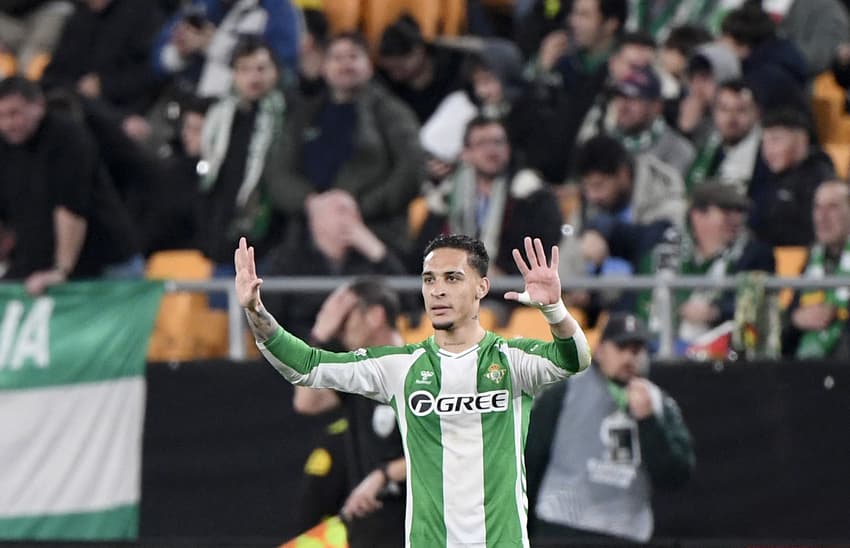 Atlético de Madrid: Antony, do Real Betis (#7), comemora o primeiro gol da equipe contra o Feyenoord, na Europa League 2025/26 (Foto: Cristina Quicler/AFP)