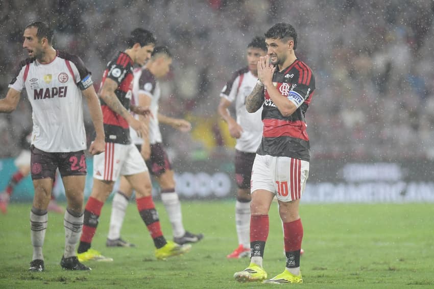 Arrascaeta em campo na partida entre Flamengo e Lanús, pela Recopa (Foto: Dhavid Normando/Código 19/Gazeta Press)