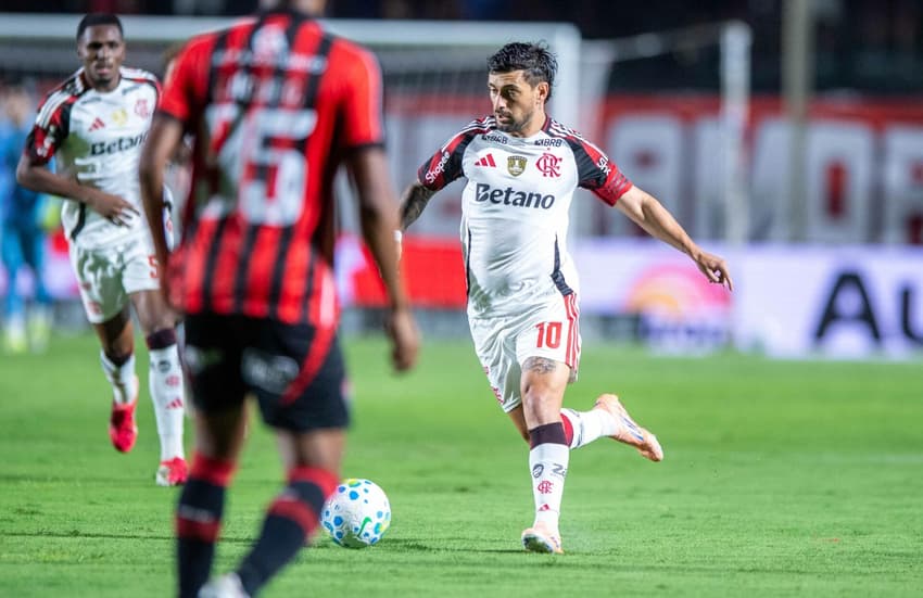 Arrascaeta em ação no jogo entre Flamengo e Vitória, no Barradão, pelo Brasileirão 2026