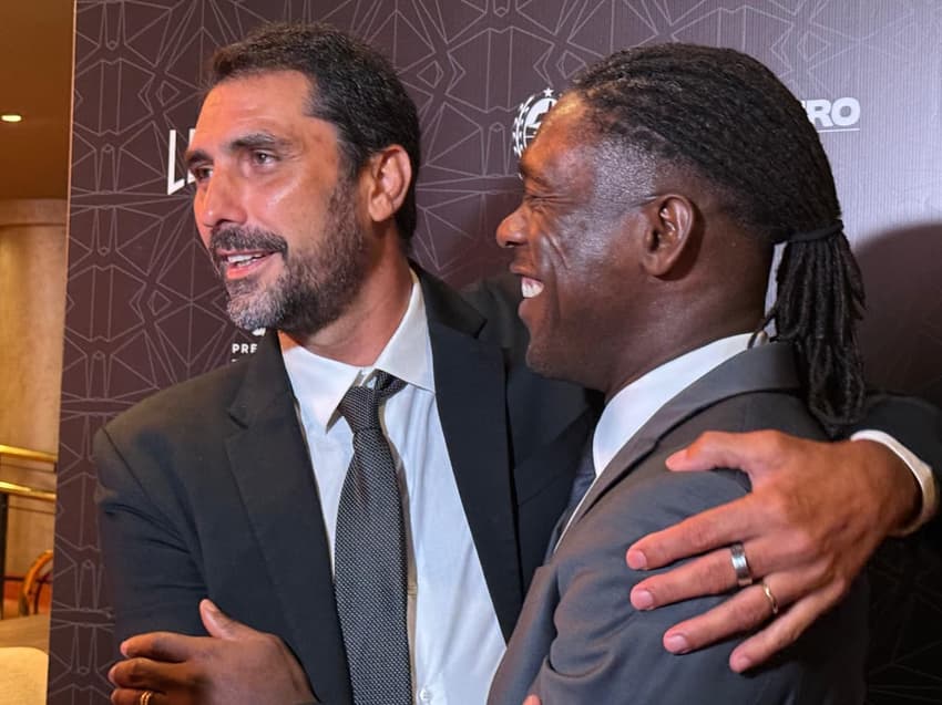 Flamengo: Athirson, à esquerda, abraça Clarence Seedorf, à direita, durante o evento de abertura da World Legends Cup (Foto: Pedro Ernesto/Lance!)