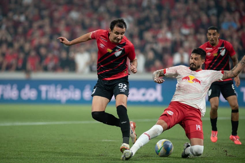 Atheltico-PR e Bragantino em duelo pelo Brasileirão de 2024 (Foto: Du Caneppele/Pera Photo Press/Gazeta Press)