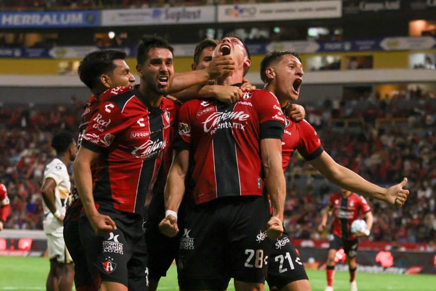 Flamengo: Manuel Capasso, do Atlas (#28), comemora o segundo gol da equipe contra o Pumas, pelo Clausura da Liga MX, em Guadalajara. (Foto: Roberto Antillon/AFP)