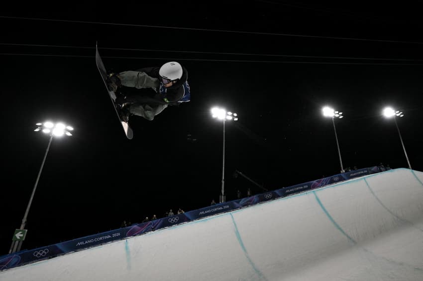 O brasileiro Augustinho Teixeira, durante aquecimento antes das eliminatórias do snowboard halfpipe