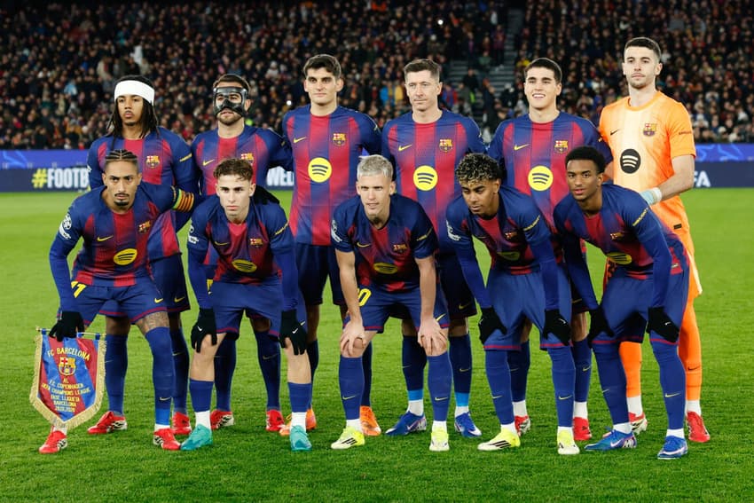 Jogadores do Barcelona tirando foto antes de partida na Champions League (Foto: Lluis GENE / AFP)
