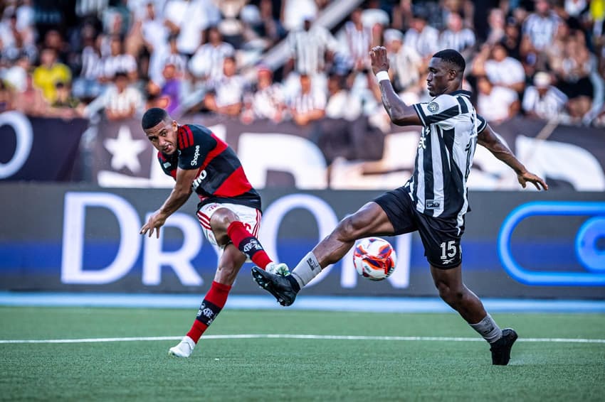 Samuel Lino durante partida do Flamengo contra o Botafogo pelas quartas do Carioca 2026
