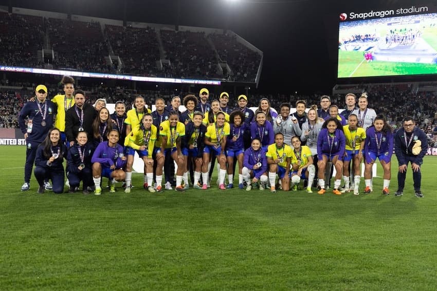 Elenco e comissão técnica da Seleção Brasileira após o vice-campeonato da Copa Ouro Feminina de 2024 (Foto: Leandro Lopes/CBF)