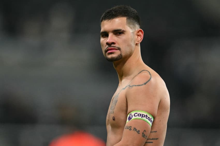 Bruno Guimarães reage em campo após a derrota do Newcastle por 3 a 2 para o Brentford, pela Premier League 2025/26 (Foto: Andy Buchanan/AFP)
