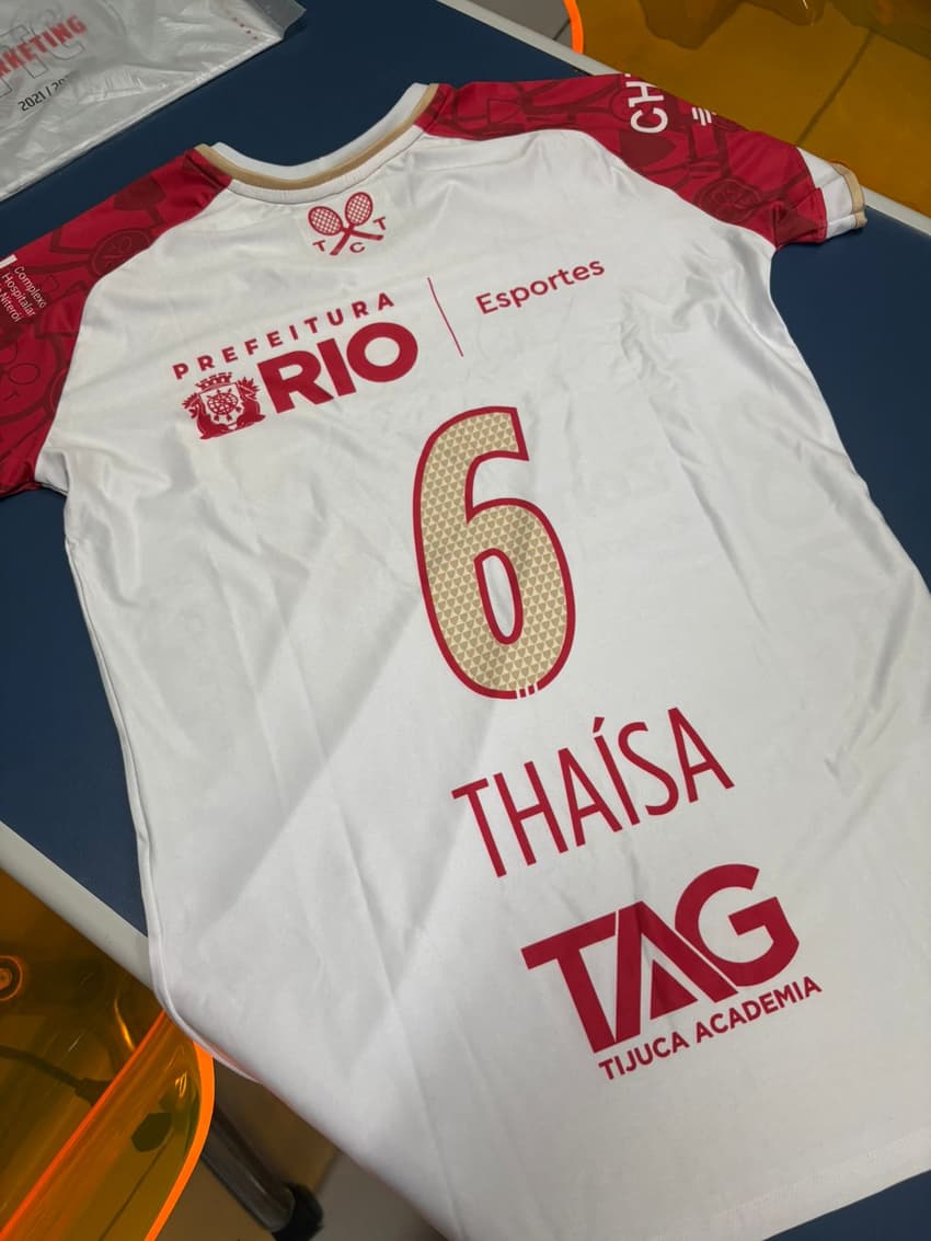 Camisa do Tijuca em homenagem à Thaísa, revelada no clube (Foto: Marketing TTC)