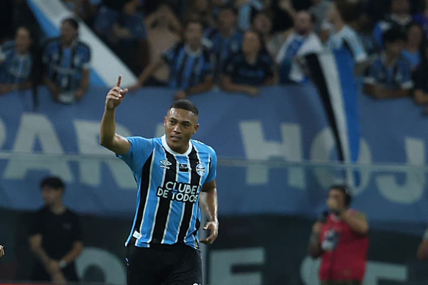 Carlos Vinícius comemora seu gol no jogo do Grêmio contra o Botafogo pelo Brasileirão 2026