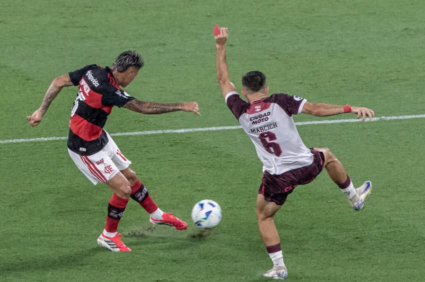 Carrascal em ação no jogo entre Flamengo e Lanús, no Maracanã, pela Recopa Sul-Americana (Foto: Maga Jr/Agência F8/Gazeta Press) 