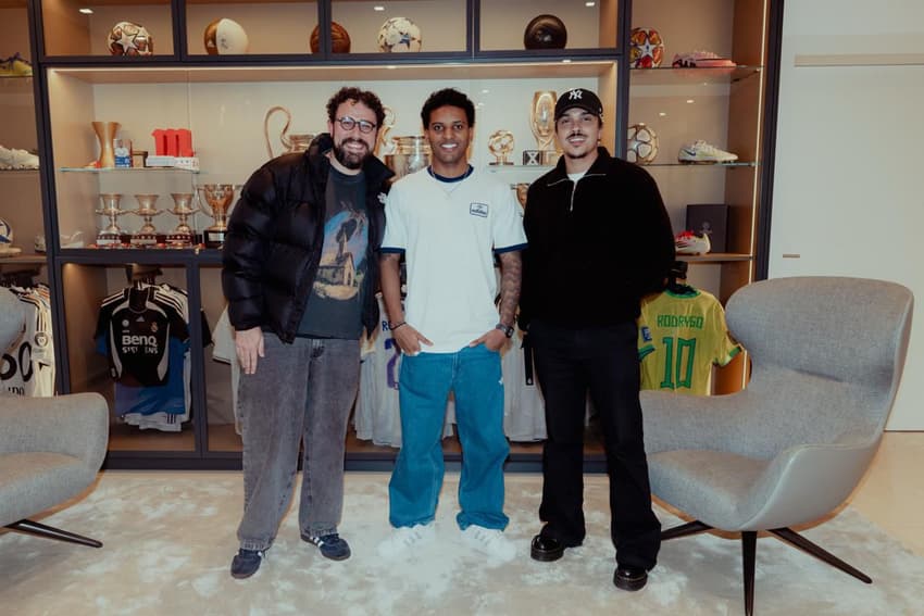 Beltrão e Chico Moedas, da CazéTV, com Rodrygo (Foto: Leonardo Benhossi)