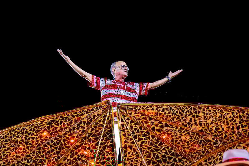 Mestre Ciça na comissão de frente da Viradouro (Foto: RioCarnaval/Eduardo Hollanda)