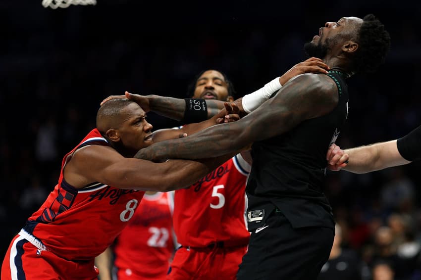 Jogadores brigam durante jogo da NBA (Foto: David Berding / GETTY IMAGES NORTH AMERICA / Getty Images via AFP)