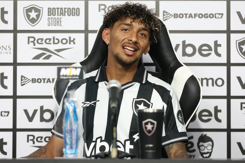 Cristian Medina foi apresentado oficialmente no Botafogo nesta quinta-feira (26)