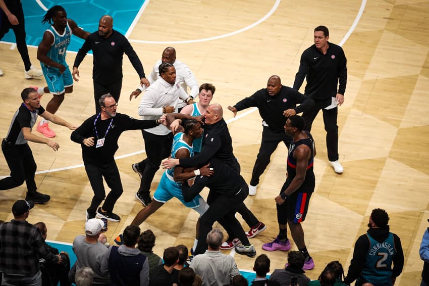 Início da confusão entre jogadores do Detroit Pistons e Charlotte Hornets (Foto: David Jensen / GETTY IMAGES NORTH AMERICA / Getty Images via AFP)
