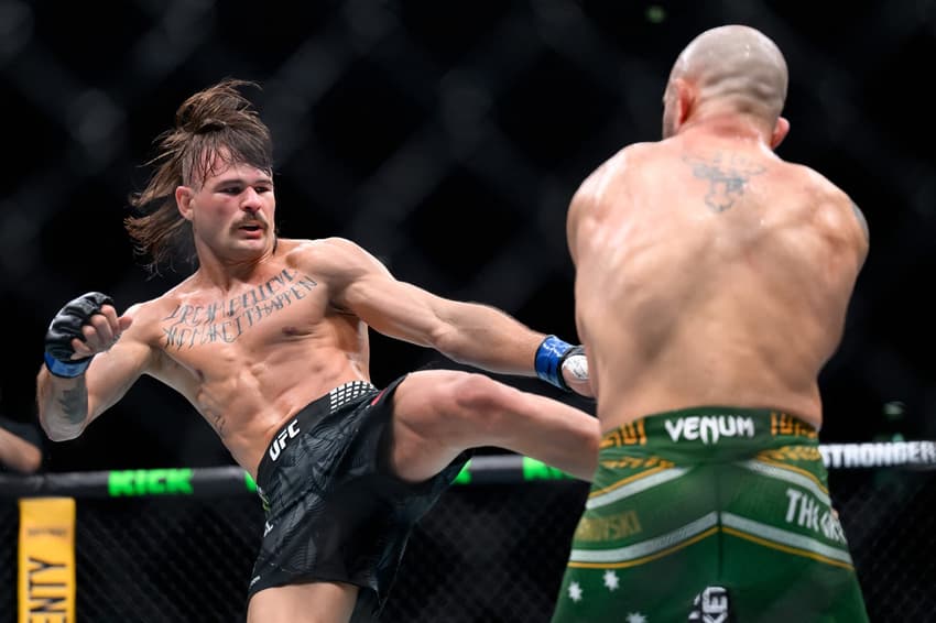 Diego Lopes em disputa UFC 325 contra Alexander Volkanovski (Foto: STEVEN MARKHAM / AFP)