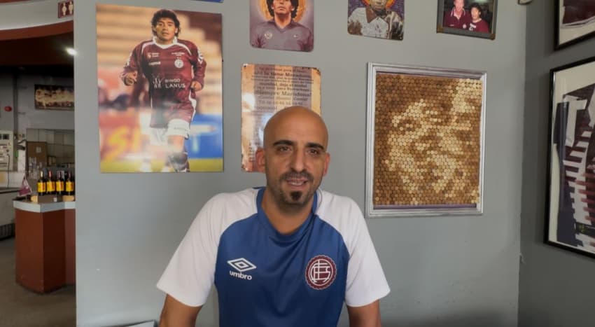 Dono do restaurante ao lado da sede do Lanpus (Foto: Lucas Bayer/Lance!)