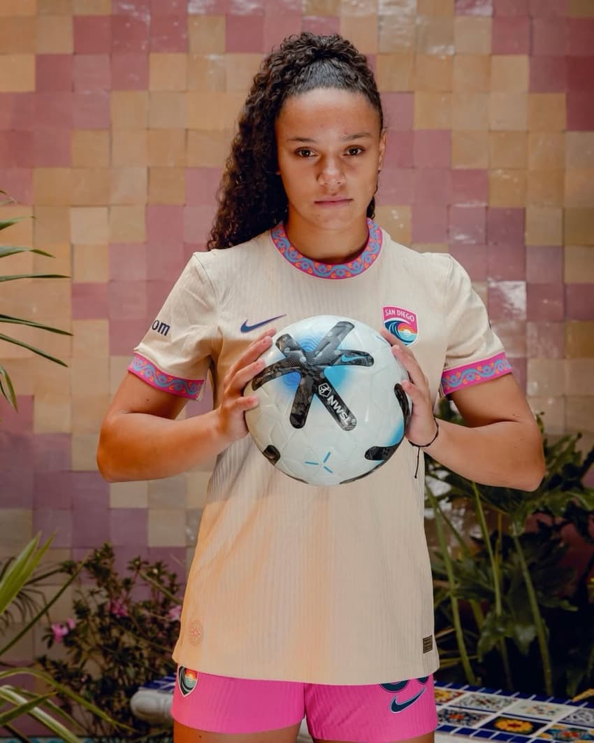 Dudinha apresenta novo uniforme do San Diego Wave. (Foto: San Diego Wave/Divulgação)