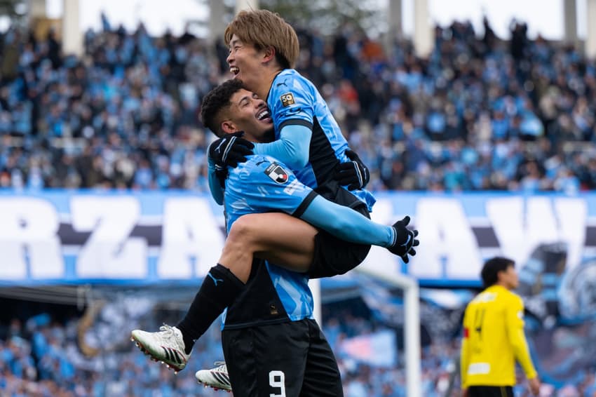 Erison celebra gol com companheiro na vitória sobre o Kashiwa Reysol pela J1 League (Foto: Divulgação/Kawasaki Frontale)