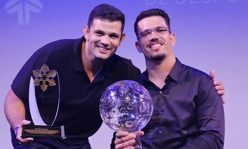 Fábio e Cristian com o Globo de Cristal, troféu dado ao campeão geral da Copa do Mundo