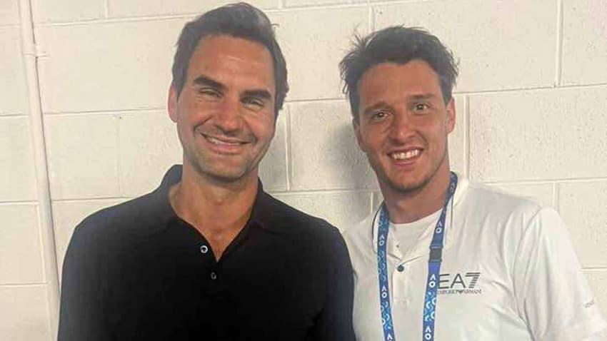 O tenista italiano Luciano Darderi encontrou o ídolo suíço Roger Federer no Australian Open (Reprodução)