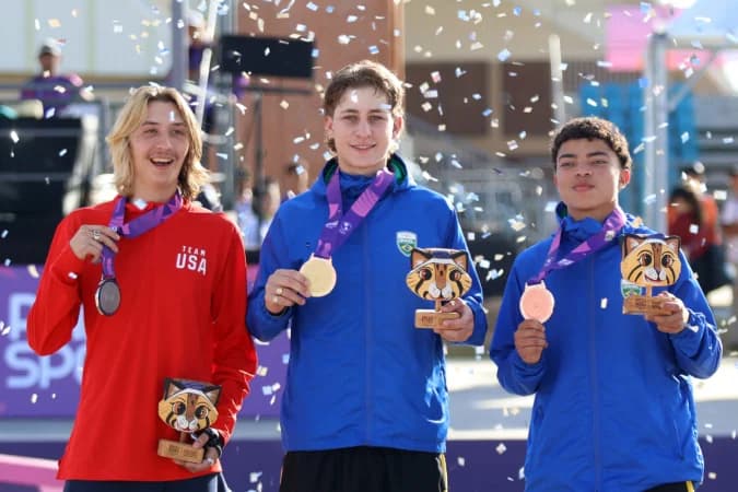 Filipe Mota (centro) e Matheus Mendes (dir.), medalhistas do Pan Júnior 2025