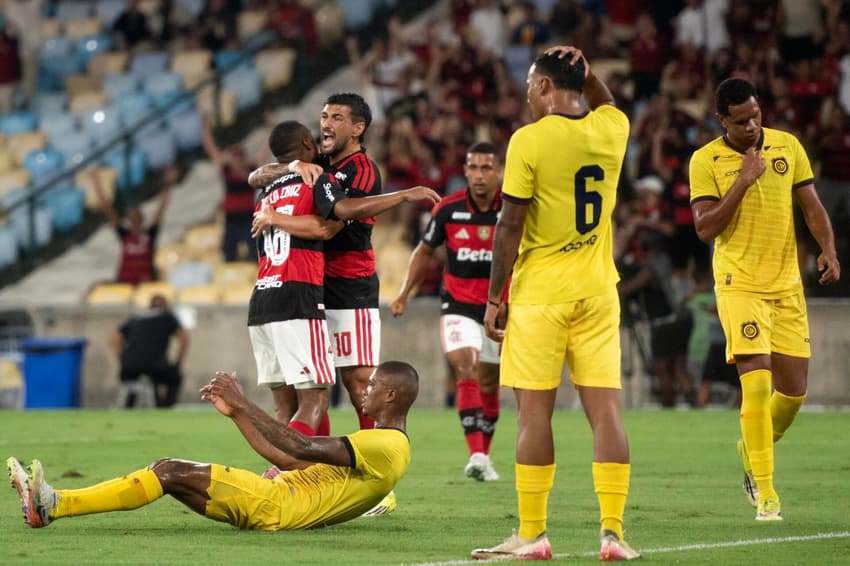 De La Cruz e Arrascaeta comemoram primeiro gol do Flamengo diante do Madureira