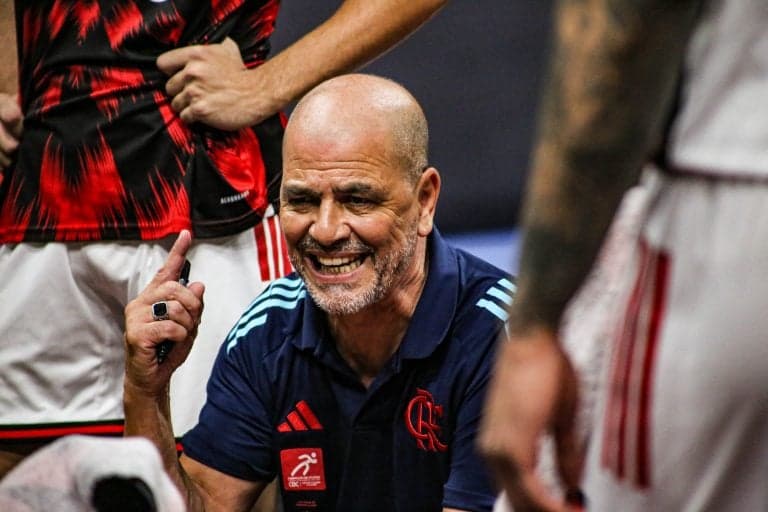 Técnico do Flamengo Sergio Hernández durante partida do NBB (Foto: Juliana Nascimento / CRF)