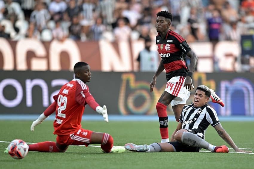 Momento de ataque do Botafogo contra o Flamengo, pelo Carioca (Foto: André Fabiano/Código 19/Gazeta Press)