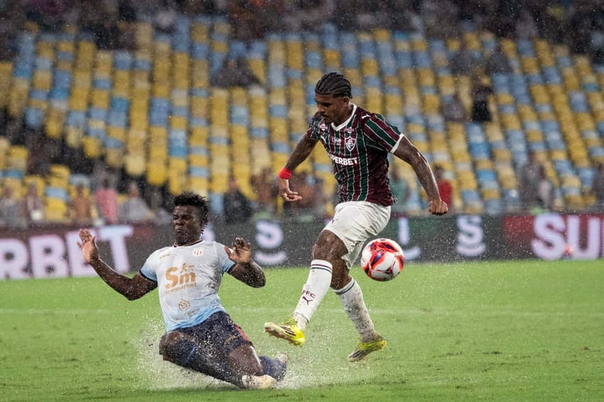 John Kennedy, do Fluminense divide a bola com jogador do Maricá em jogo pelo Carioca (Foto: Delmiro dos Santos Junior/Mochila Press/Gazeta Press)