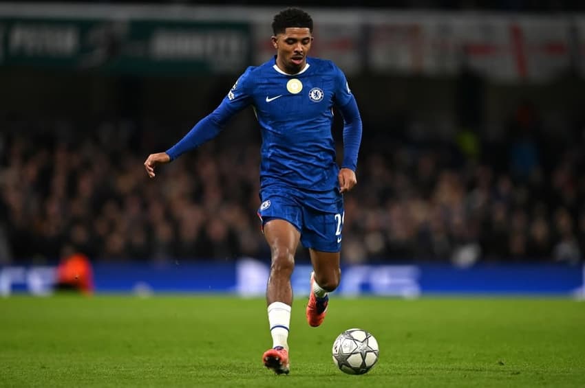 Wesley Fofana, do Chelsea, foi alvo de ofensas raciais nas redes sociais (Foto: Reprodução)
