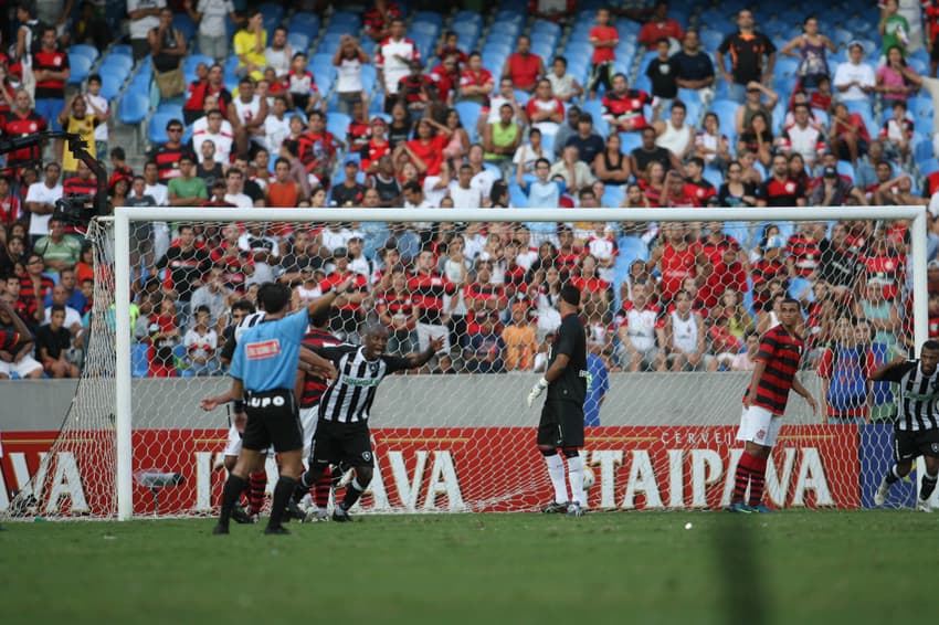 Reinaldo marca gol na final entre Botafogo e Flamengo (Foto: Ricardo Cassiano/Lancepress)