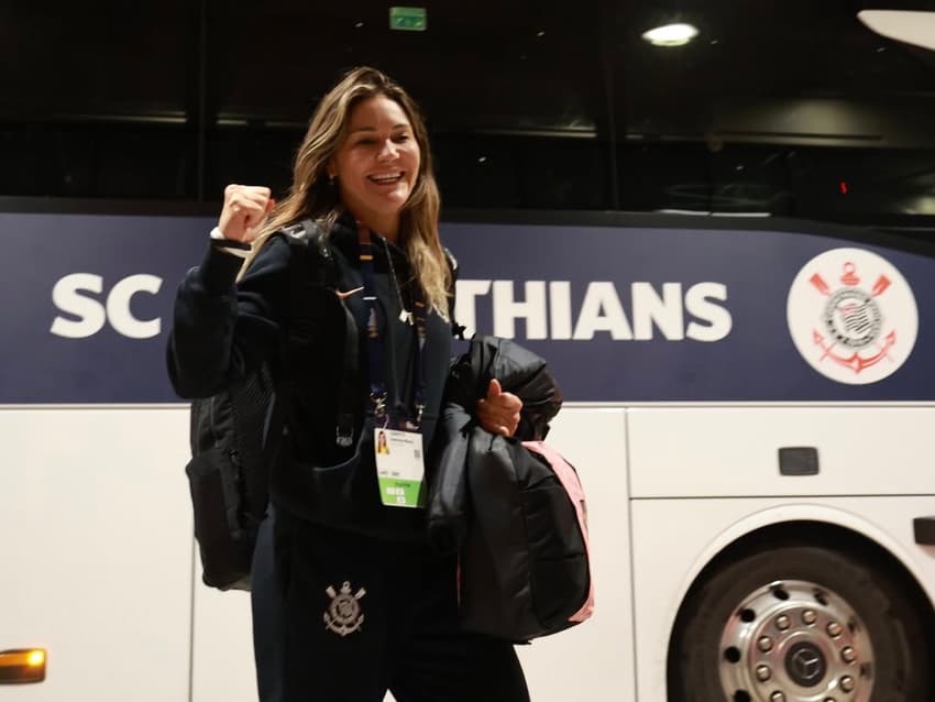 Gabi Zanotti durante chegada do Corinthians no Emirates Stadium. (Foto: Rodrigo Gazzanel / Corinthians)
