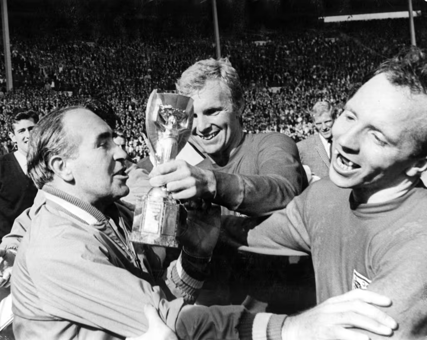 Geoff Hurst segura a Taça Jules Rimet; ele foi o primeiro a fazer um hat-trick em final de Copa do Mundo