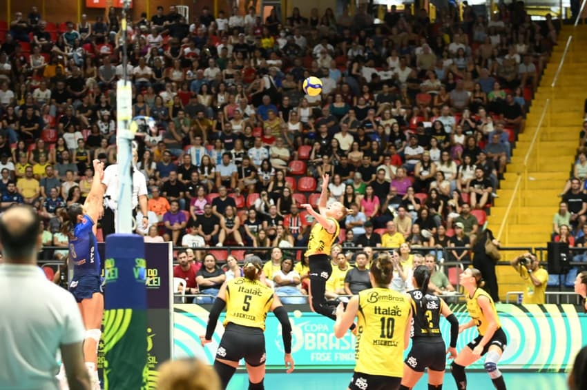 Minas e Praia Clube se enfrentaram na semifinal da Copa Brasil de vôlei (Foto: Divulgação/ CBV)