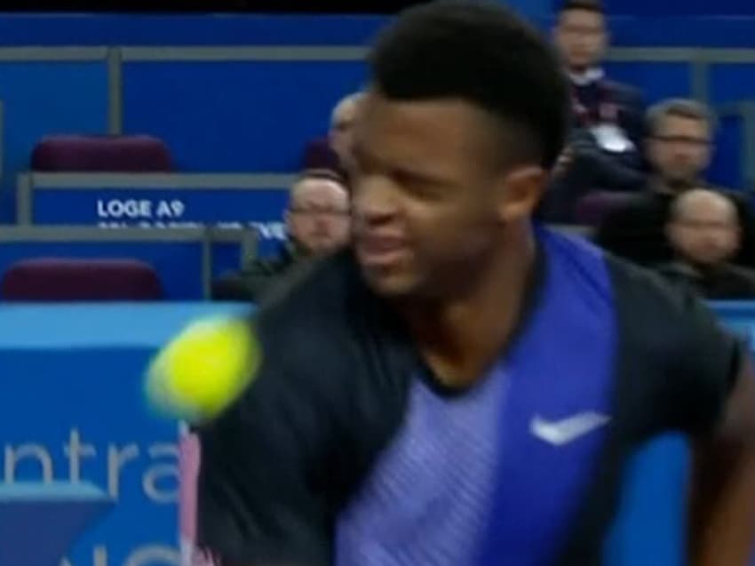 Giovanni Perricard machuca olho em ATP 250 de Montpellier (Foto: Reprodução)