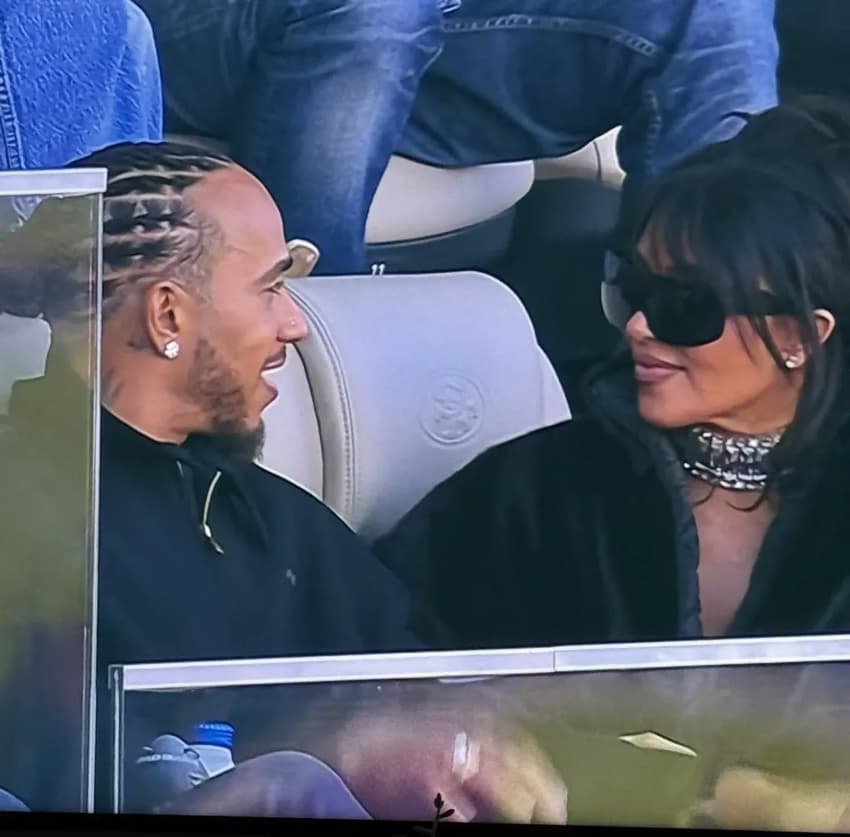 Lewis Hamilton, da F1, e Kim Kardashian juntos no Super Bowl (Foto: Reprodução)