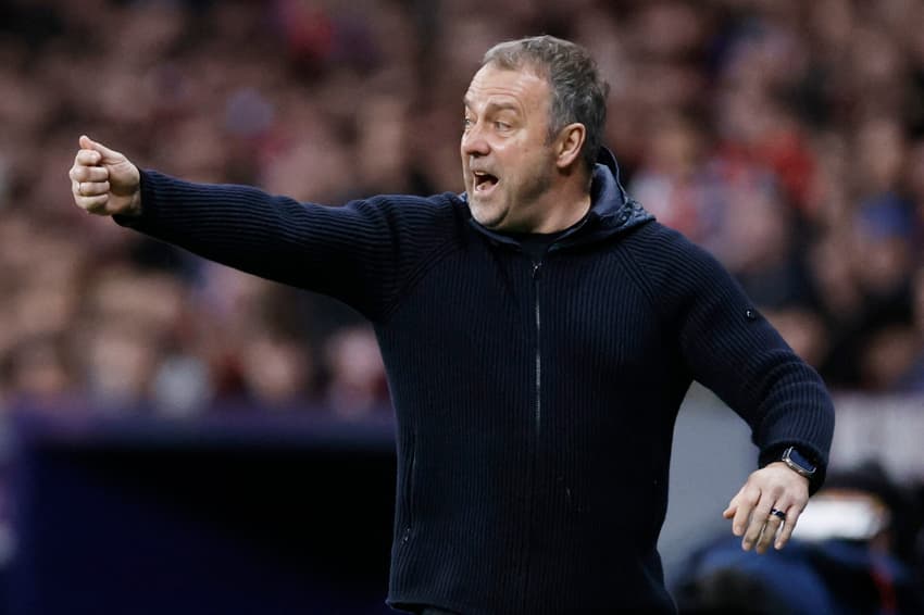 Hansi Flick, técnico do Barcelona, durante derrota para o Atlético de Madrid (Foto: Oscar DEL POZO / AFP)