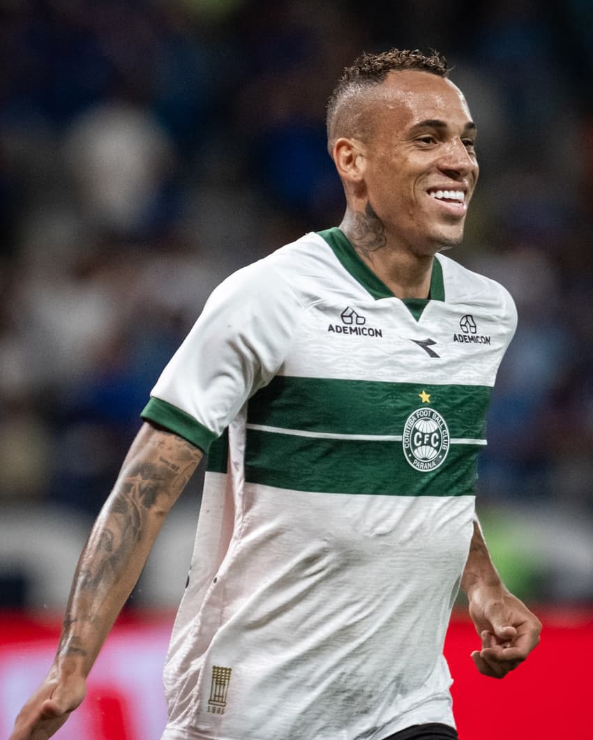 Breno Lopes em ação (Foto: JP Pacheco/Coritiba)