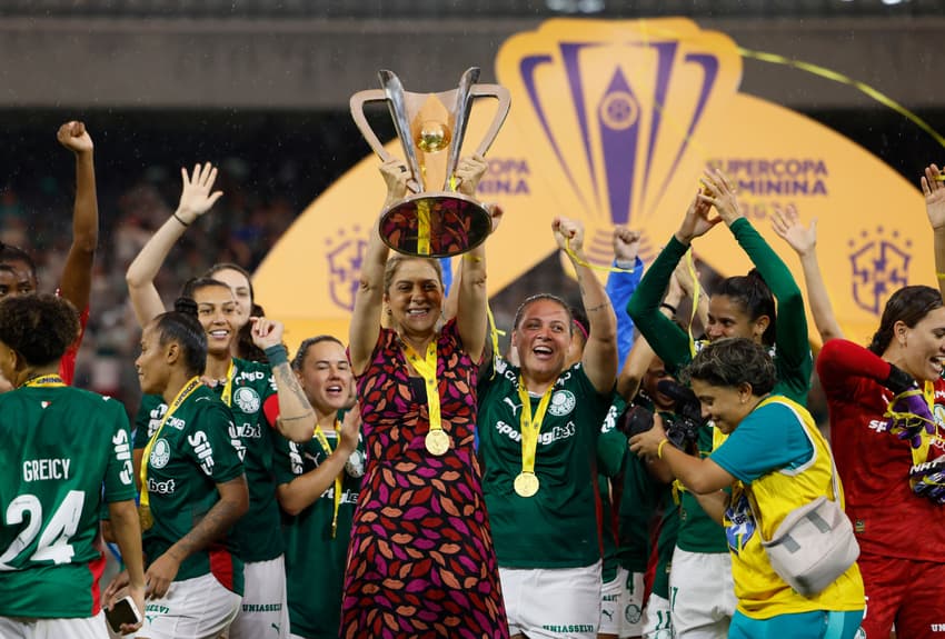 Presidente do Palmeiras, Leila Pereira, com a taça da Supercopa Feminina 2026 (Foto: Rafael Ribeiro / CBF)