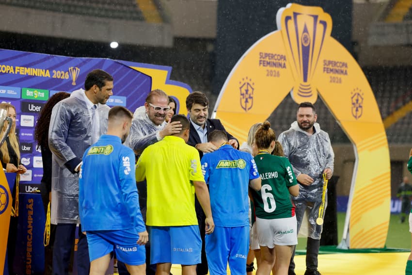 Julio Avellar premia integrante da comissão técnica do Palmeiras com medalha de campeão da Supercopa Feminina 2026 (Foto: Rafael Ribeiro / CBF)