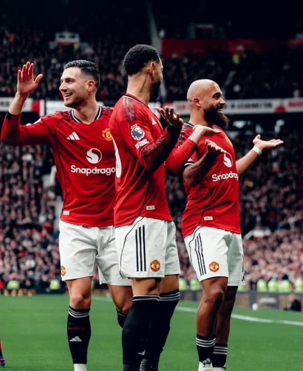 Jogadores do Manchester United comemoram o gol de Mbeumo contra o Tottenham (Foto: Reprodução / Instagram)