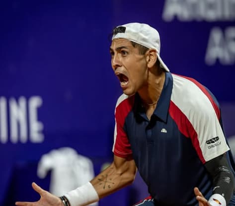 A emoção do chileno Alejandro Tabilo na vitória sobre João Fonseca em Buenos Aires (Reprodução)