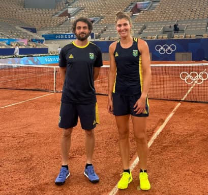 O técnico Rafael Paciaroni e Bia Haddad em Roland Garros em 2024, na Olimpíada (Reprodução)