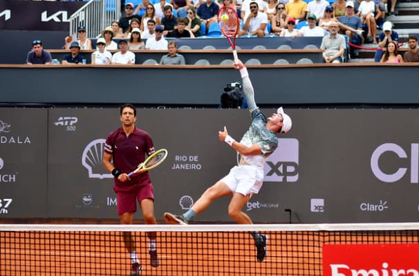 João Fonseca smasha ao lado de Marcelo Melo na final do Rio Open (Foto: Fotojump)