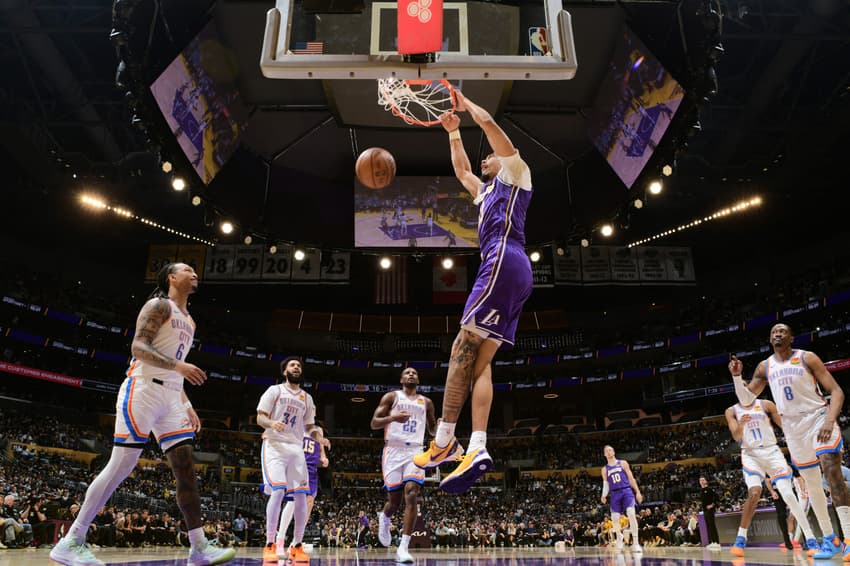 Jaxson Hayes, do Lakers, em enterrada contra o OKC na NBA (Foto: Adam Pantozzi/NBAE via Getty Images/AFP)