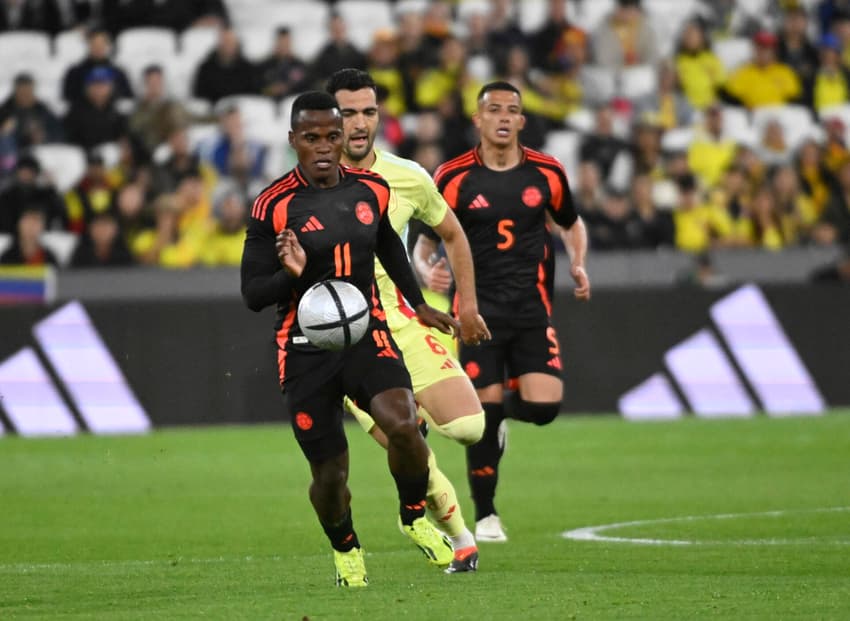 Jhon Arias (#11) disputa bola com Mikel Merino (#6) em amistoso entre Espanha e Colômbia, no London Stadium (Foto: André Durão/Gazeta Press)